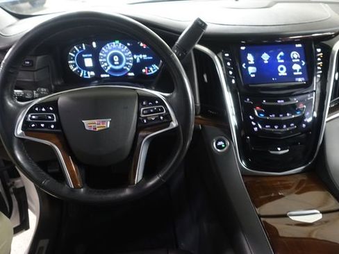 Used 2020 Cadillac Escalade Luxury image 11