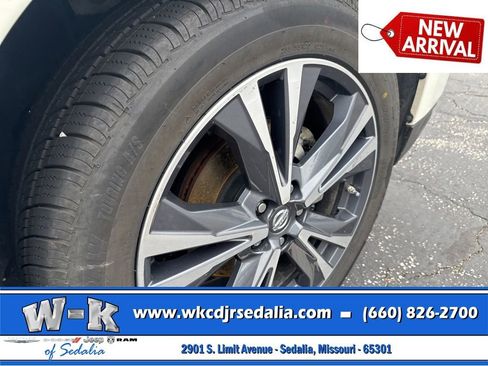 Used 2017 Nissan Pathfinder Platinum AWD/4WD image 4