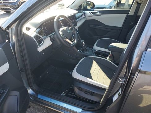 Certified 2025 Volkswagen Taos SE image 15