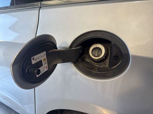 Used 2023 Chrysler Voyager LX image 11