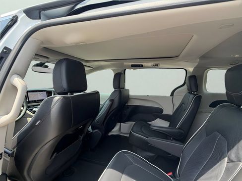 Used 2024 Chrysler Pacifica Limited FWD image 9