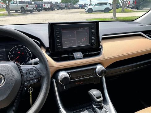 Used 2019 Toyota RAV4 LE FWD image 6