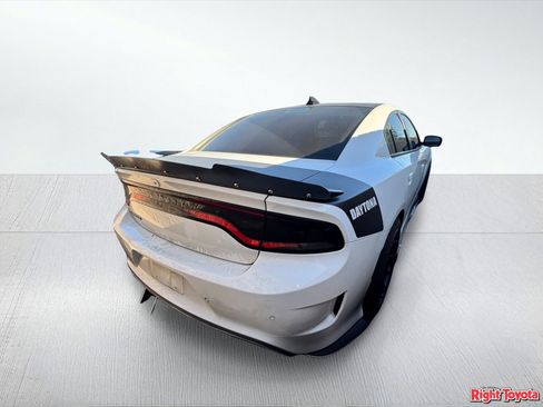Used 2017 Dodge Charger R/T RWD image 4