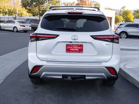 New 2026 Toyota Highlander Platinum image 6