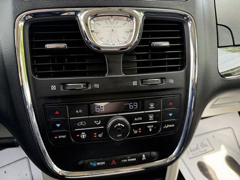 Used 2015 Chrysler Town & Country Touring-L w/ Driver Convenience Group FWD image 34