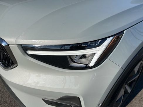 Certified 2025 Volvo XC40 B5 Plus AWD/4WD image 8