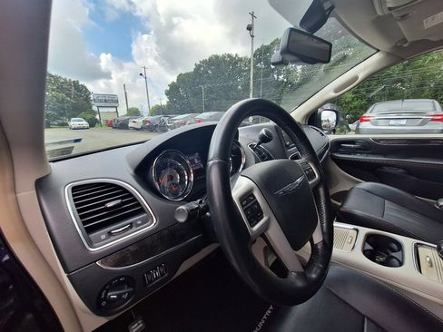 Used 2015 Chrysler Town & Country Touring-L w/ Driver Convenience Group image 19