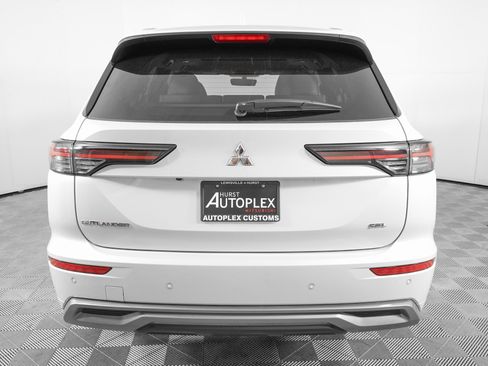 Used 2025 Mitsubishi Outlander SEL image 3