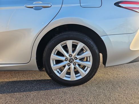 Used 2018 Toyota Camry LE image 32