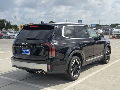 Used 2023 Kia Telluride EX w/ EX Captain's Chair Package FWD image 3