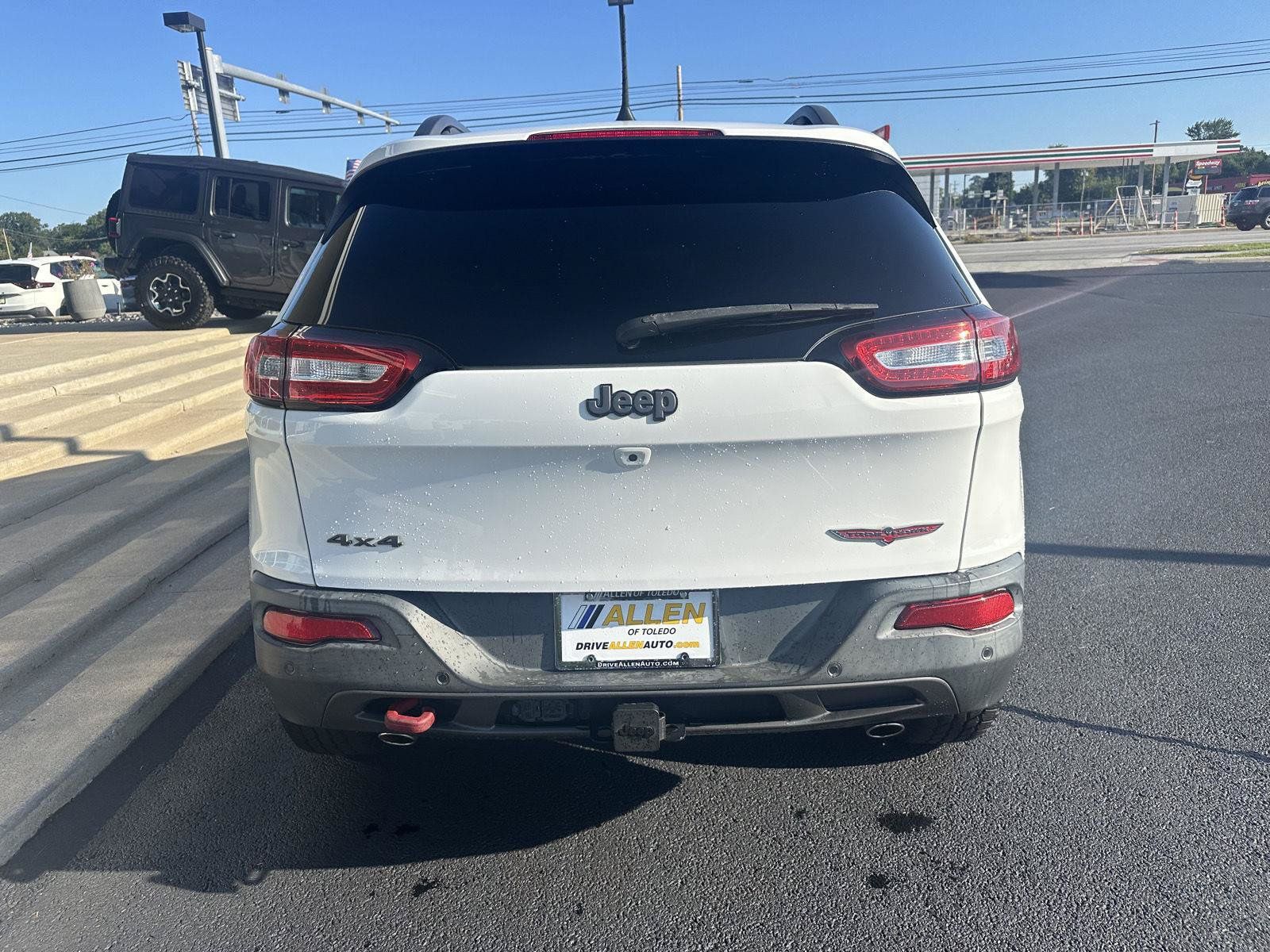 Used 2017 Jeep Cherokee Trailhawk AWD/4WD image 9