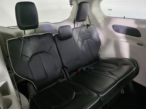 Used 2023 Chrysler Pacifica Limited image 30