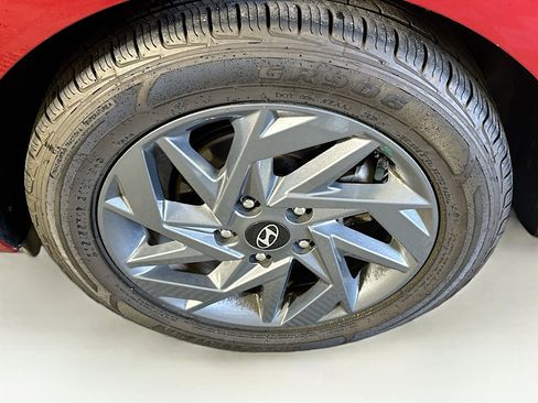 Used 2024 Hyundai Elantra SEL FWD image 11