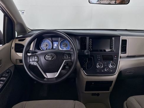 Certified 2019 Toyota Sienna L image 20