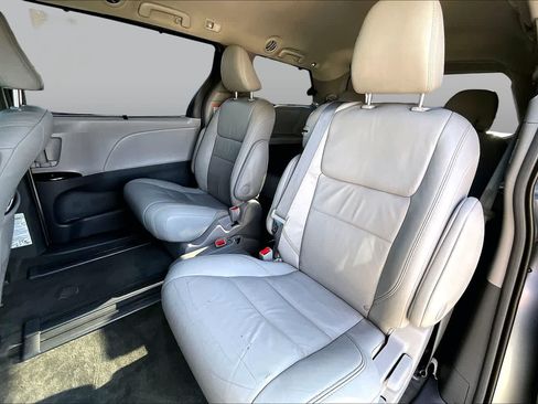 Used 2017 Toyota Sienna XLE FWD image 18