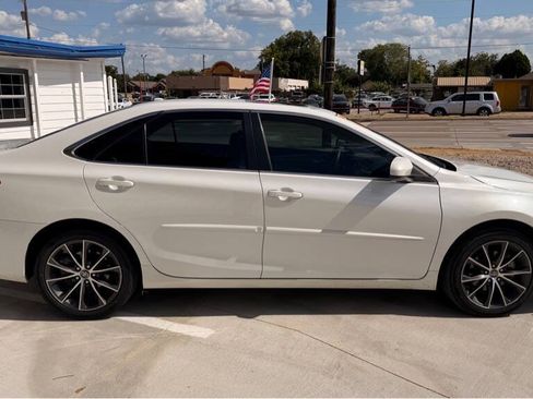 Used 2017 Toyota Camry XSE w/ Moonroof Package FWD image 6
