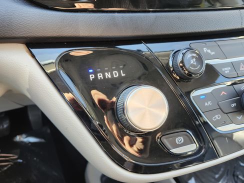 Used 2017 Chrysler Pacifica Touring-L FWD image 29