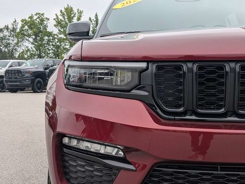 Used 2025 Jeep Grand Cherokee Limited AWD/4WD image 9