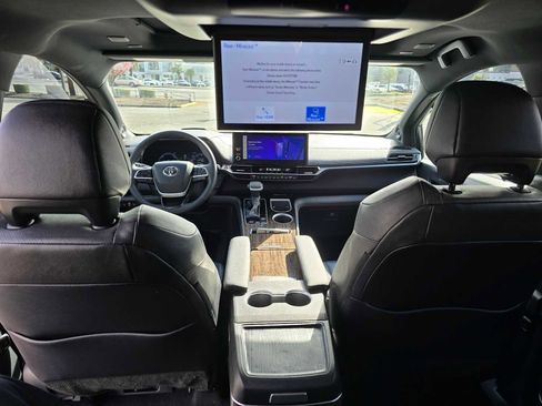 Used 2025 Toyota Sienna Platinum image 19
