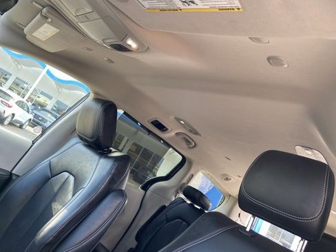 Used 2023 Chrysler Pacifica Touring-L image 28