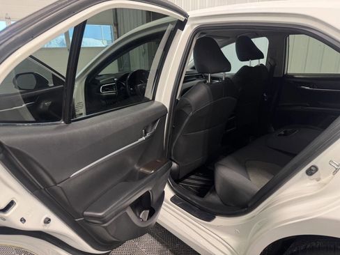 Used 2021 Toyota Camry LE image 10