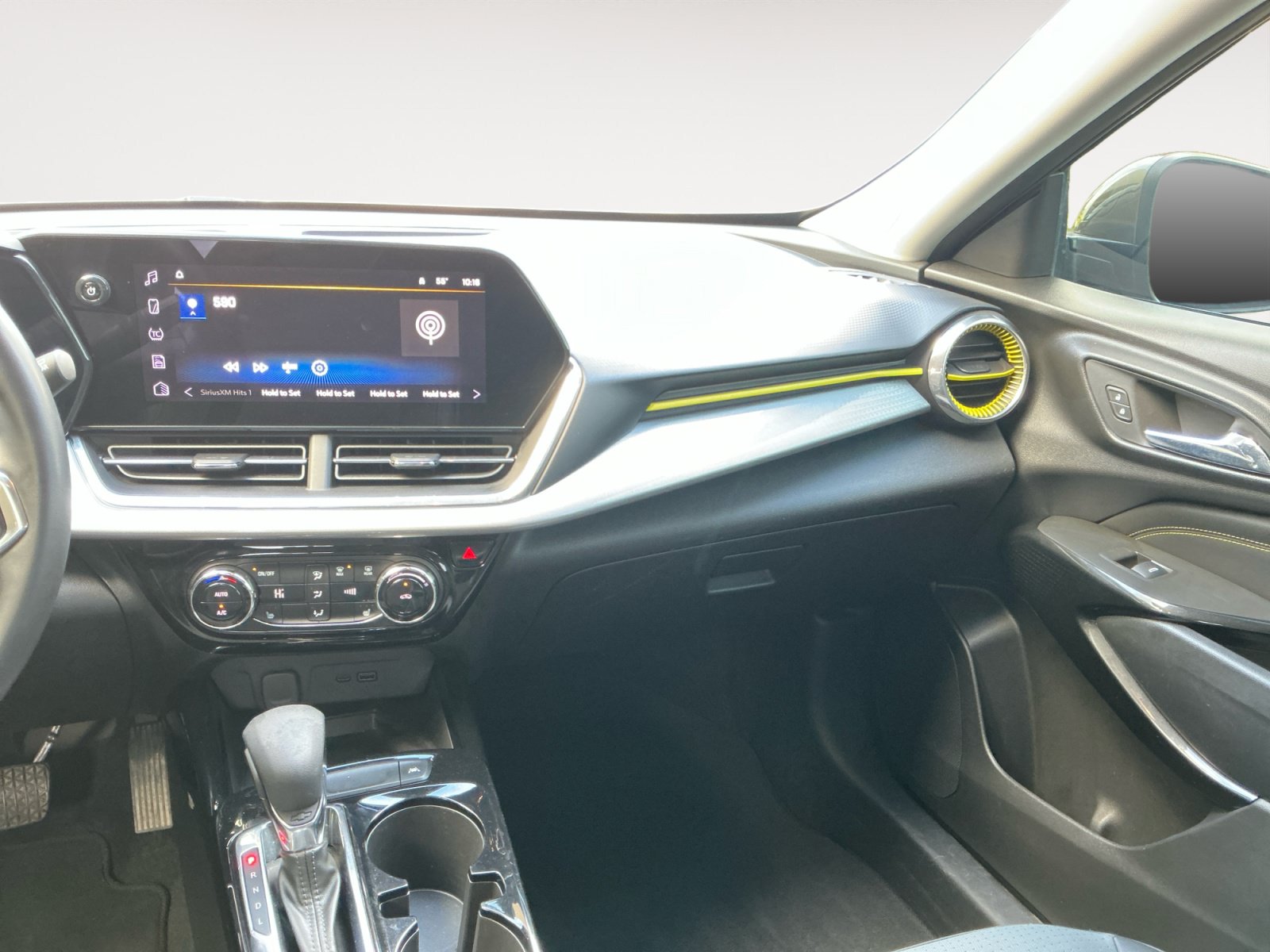 Used 2024 Chevrolet Trax LT w/ Sunroof Package FWD image 11