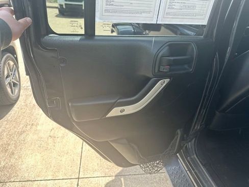 Used 2017 Jeep Wrangler Unlimited Sahara w/ Connectivity Group AWD/4WD image 15