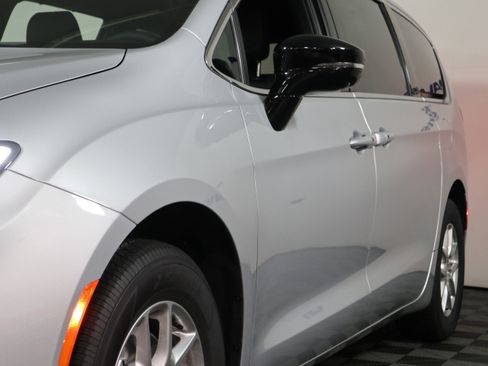 New 2026 Chrysler Pacifica Select image 11