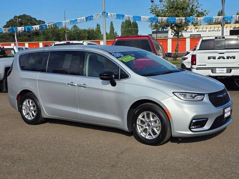 Used 2024 Chrysler Pacifica Touring-L FWD image 3