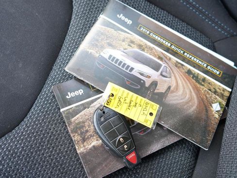 Used 2019 Jeep Cherokee Latitude w/ Popular Appearance Group AWD/4WD image 93