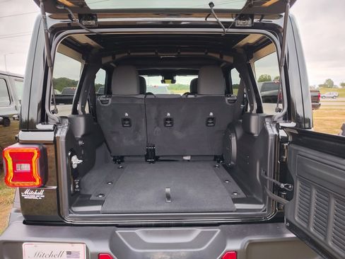 New 2025 Jeep Wrangler Unlimited Rubicon w/ Convenience Group image 33