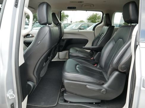 Used 2017 Chrysler Pacifica Premium FWD image 17