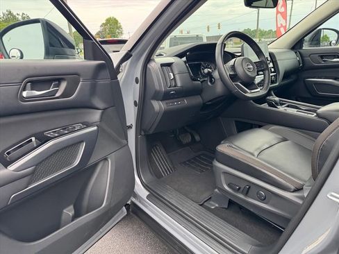 Used 2024 Nissan Pathfinder SL FWD image 15