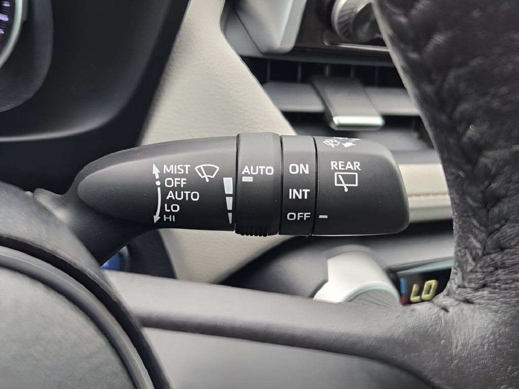 Used 2021 Toyota RAV4 XLE Premium AWD/4WD image 29