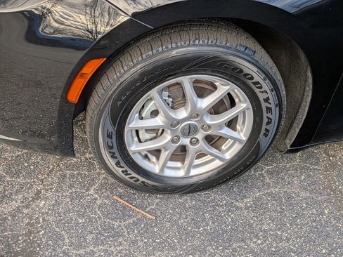 Used 2024 Chrysler Pacifica Touring-L image 12