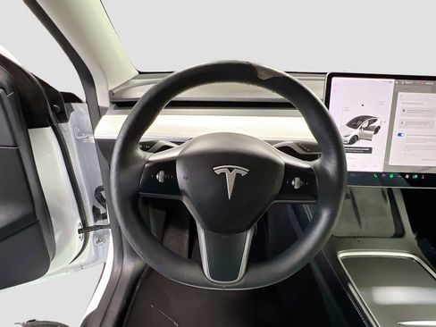 Used 2022 Tesla Model Y Long Range image 10