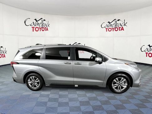 Used 2025 Toyota Sienna Limited image 9
