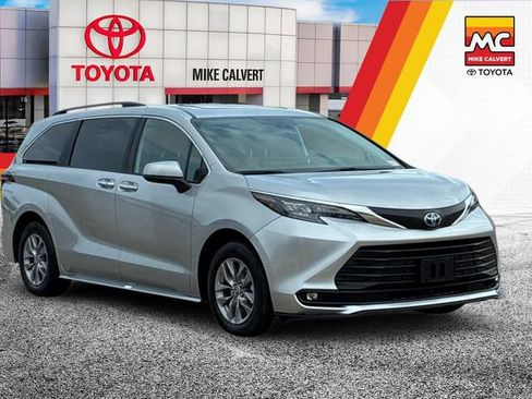 Used 2025 Toyota Sienna XLE FWD image 7