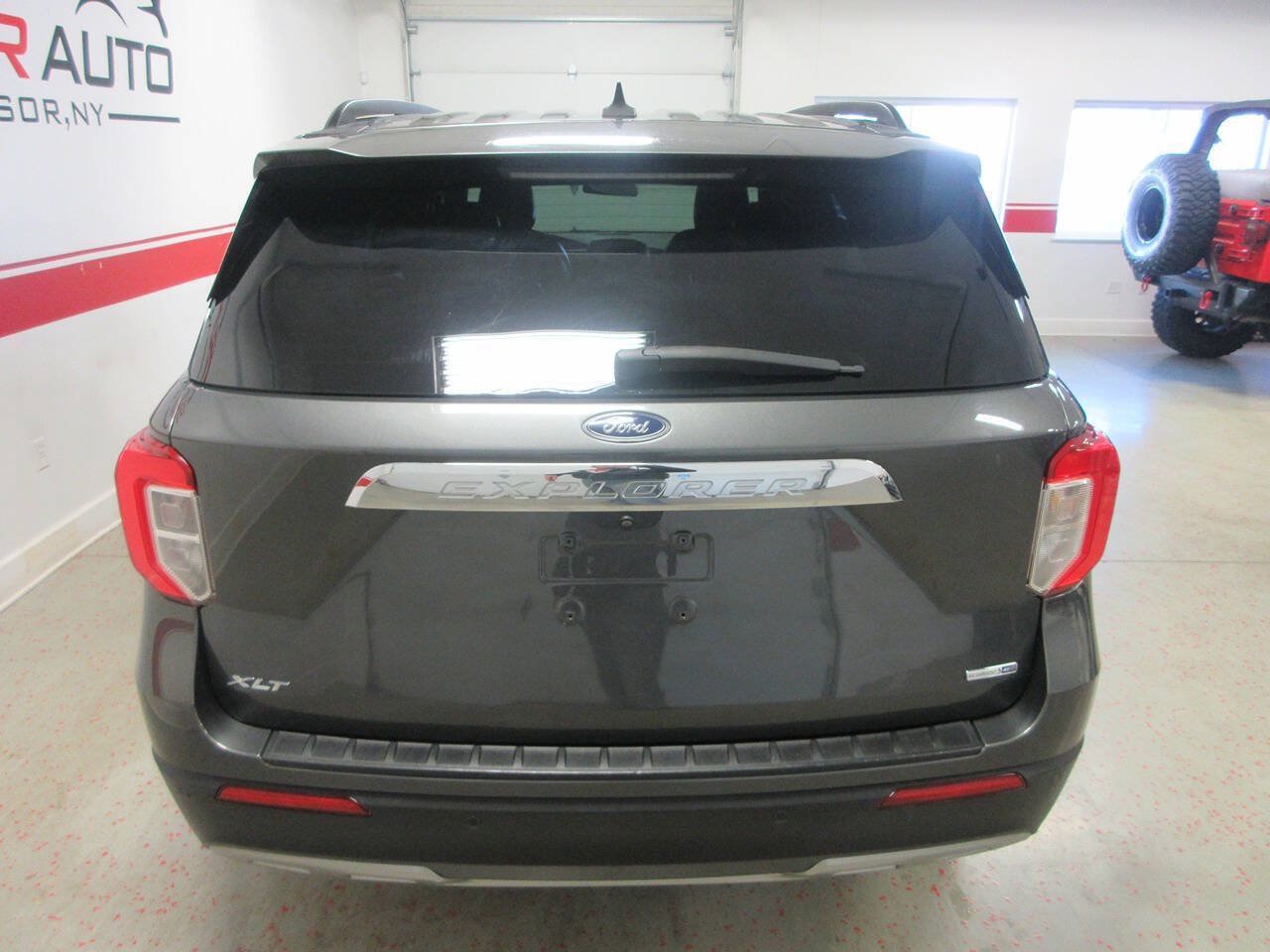 Used 2020 Ford Explorer XLT w/ Equipment Group 202A AWD/4WD image 13
