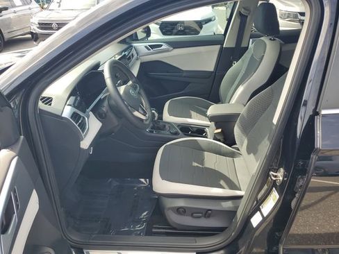 Used 2025 Volkswagen Taos SE w/ Panoramic Sunroof Package AWD/4WD image 17