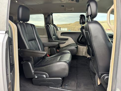 Used 2014 Chrysler Town & Country Touring image 24