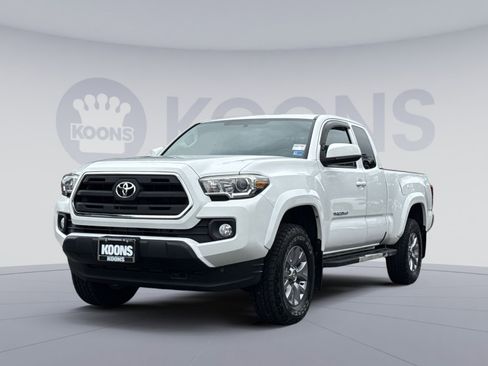 Used 2017 Toyota Tacoma SR5 w/ Tow Package AWD/4WD image 1