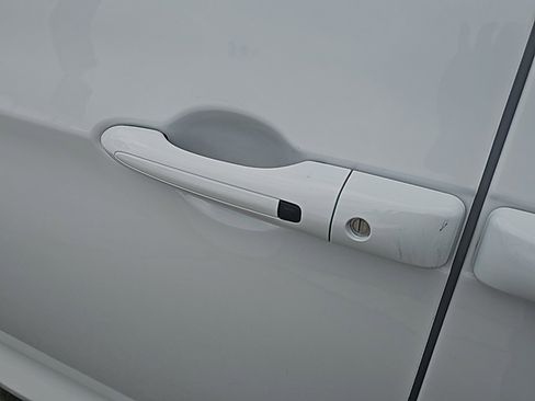 Used 2022 Chrysler Pacifica Touring-L image 11