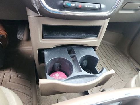 Used 2016 Chrysler Town & Country Touring w/ Driver Convenience Group image 21