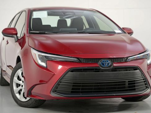 Used 2025 Toyota Corolla LE image 2