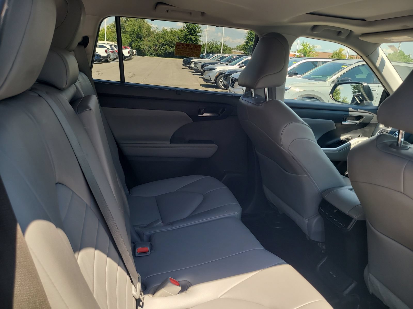 Used 2022 Toyota Highlander XLE AWD/4WD image 29