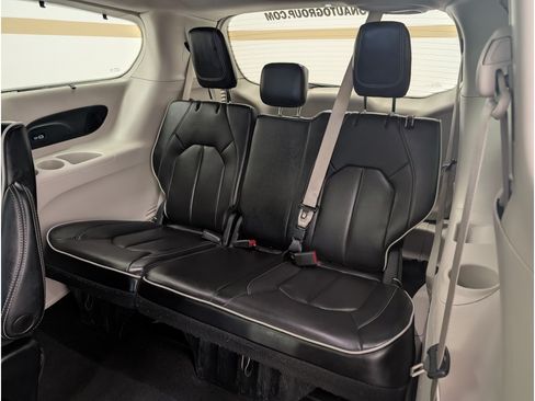 Used 2023 Chrysler Pacifica Limited FWD image 17