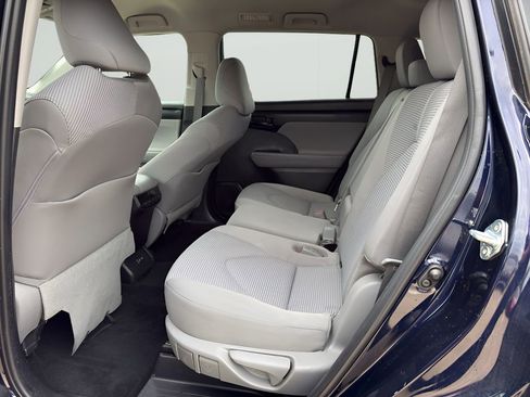 Used 2022 Toyota Highlander LE image 11