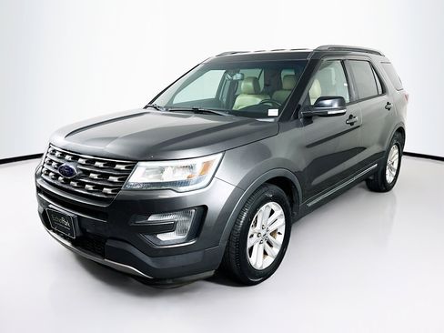 Used 2016 Ford Explorer XLT w/ Equipment Group 202A image 3