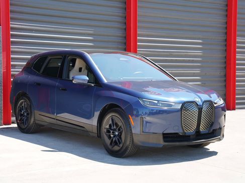 Used 2024 BMW iX xDrive50 w/ Premium Package image 3